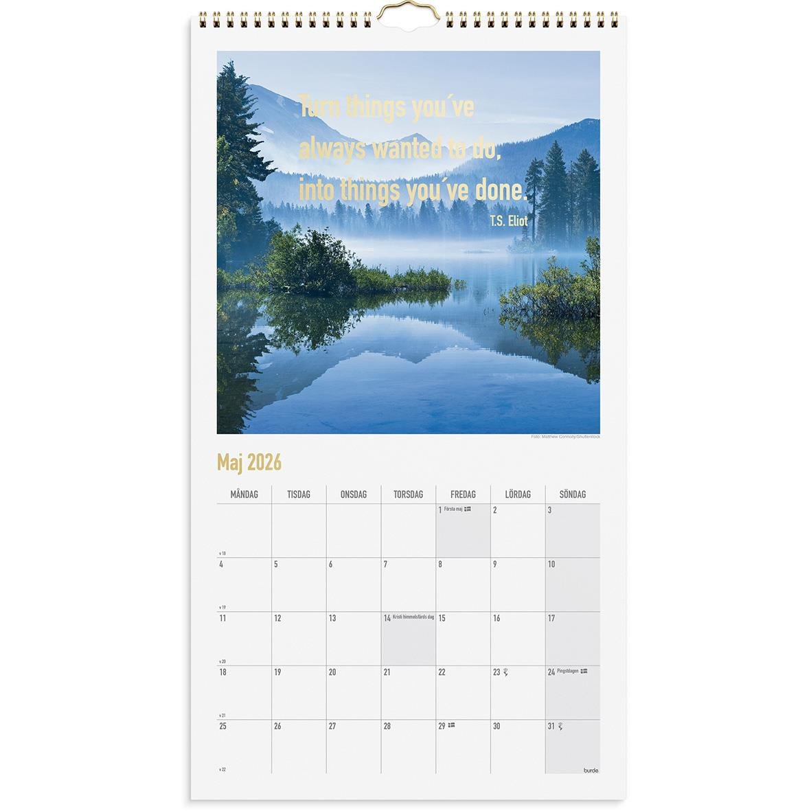 Väggkalender för 2026 med bild av sjö och berg, samt inspirerande citat om att vilja och göra