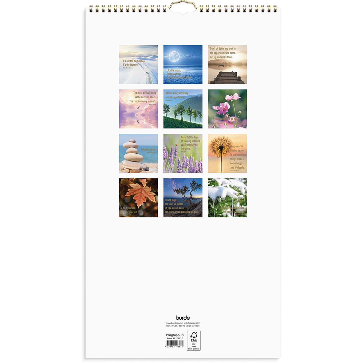 Väggkalender Burde 1736 Dream & Do 2026 hänger på en vägg bredvid ett blått skåp med en vit vas och en växt