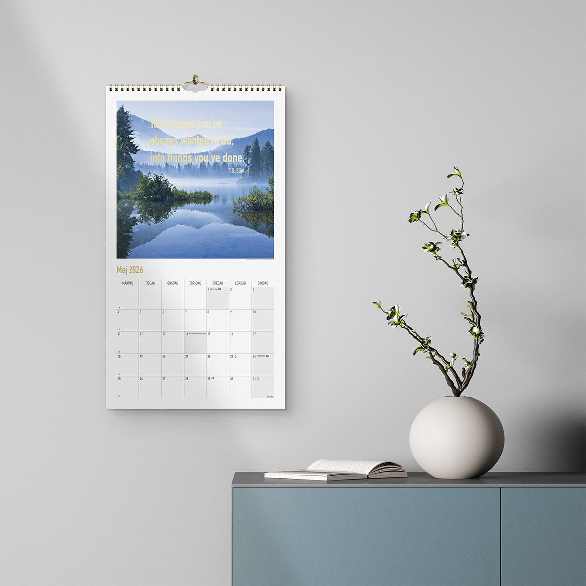 Väggkalender Burde 1736 Dream & Do 2026 med landskapsbild och växt i vas