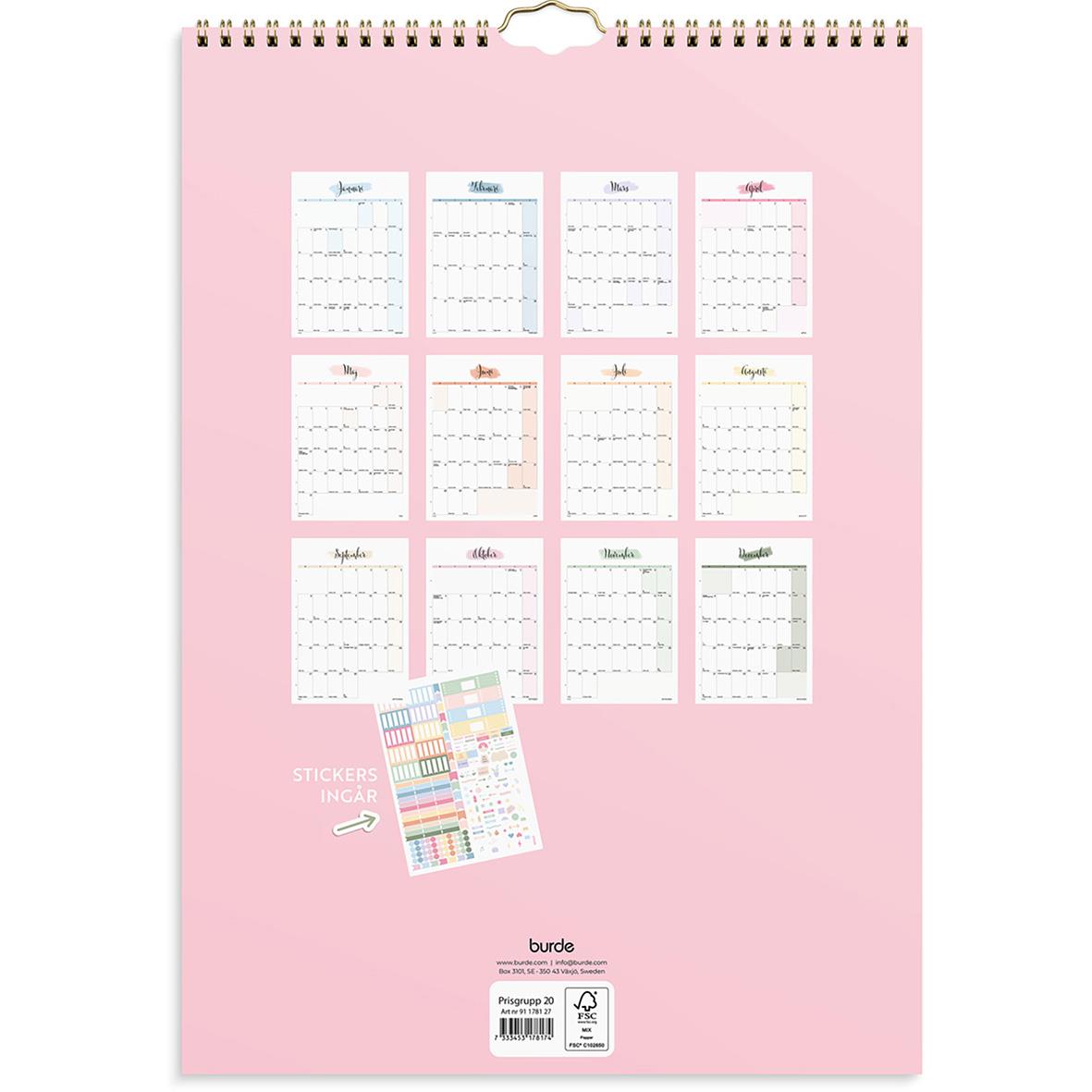 Väggkalender med organiseringsetiketter och dekorativa element för 2026