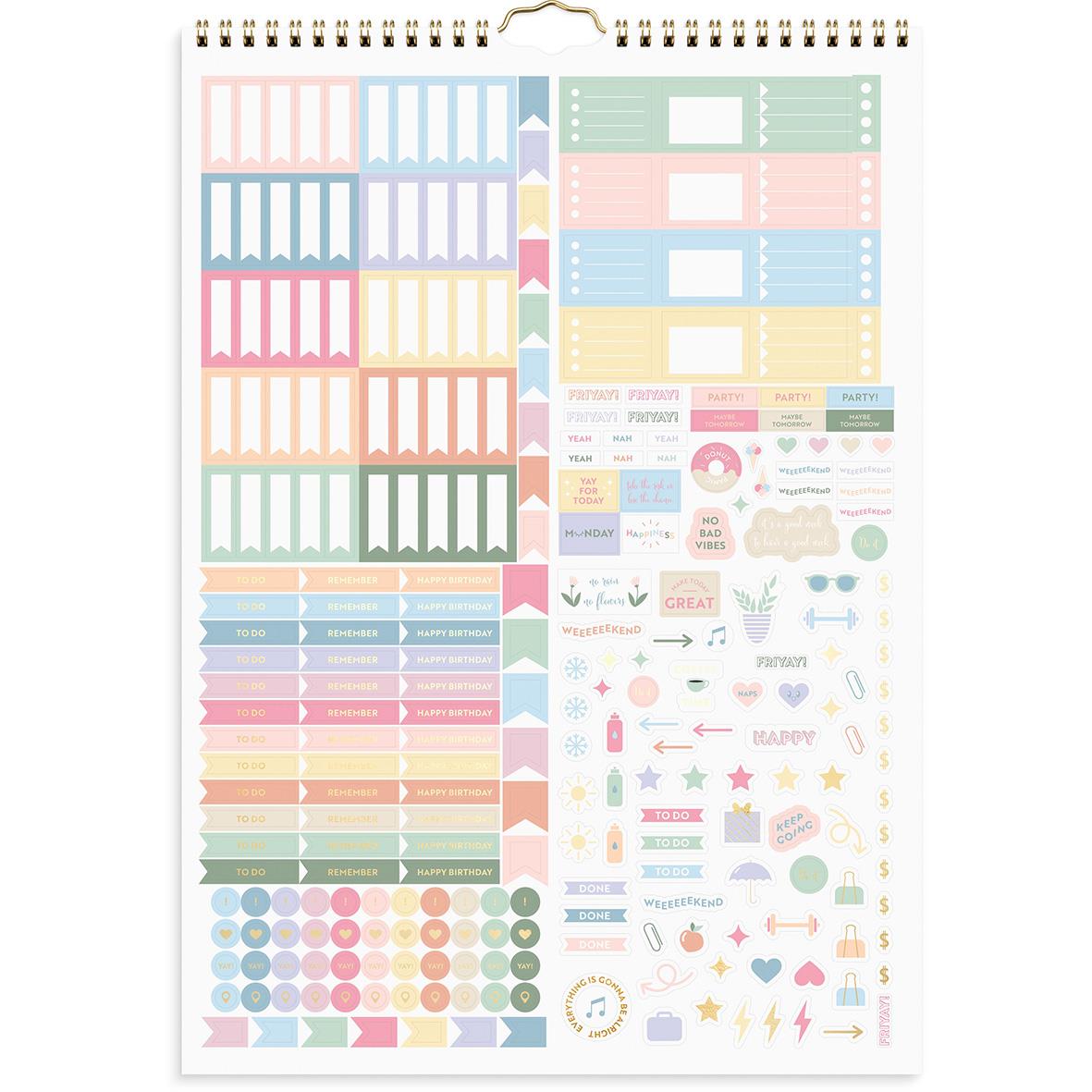 Väggkalender med organiseringsetiketter och dekorativa element för 2026