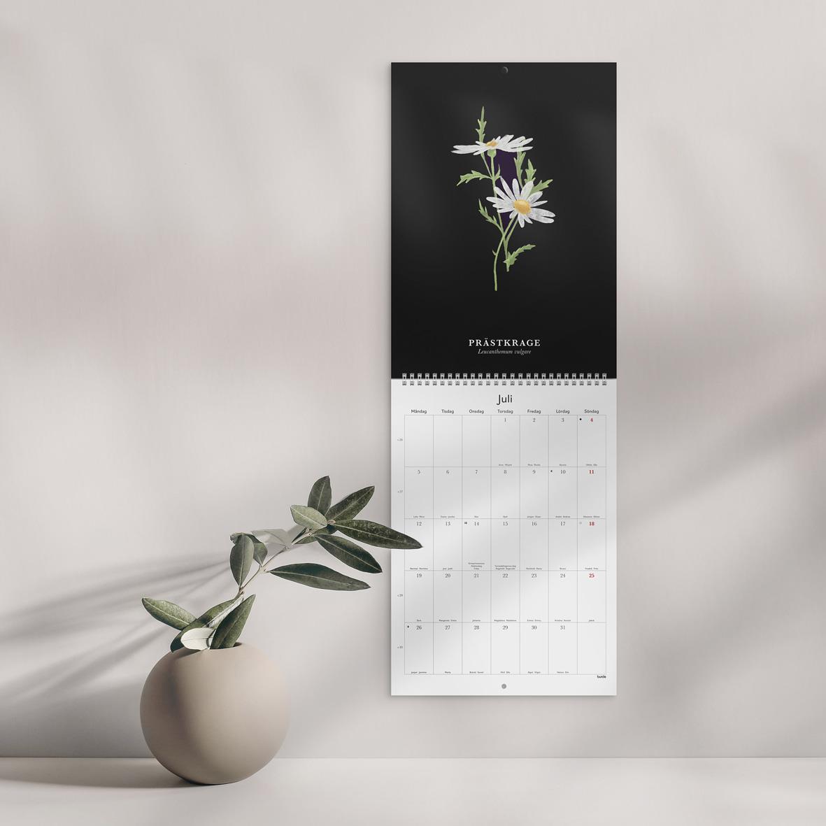Väggkalender för juni 2026 med blomsterillustration och svart bakgrund, A4-format