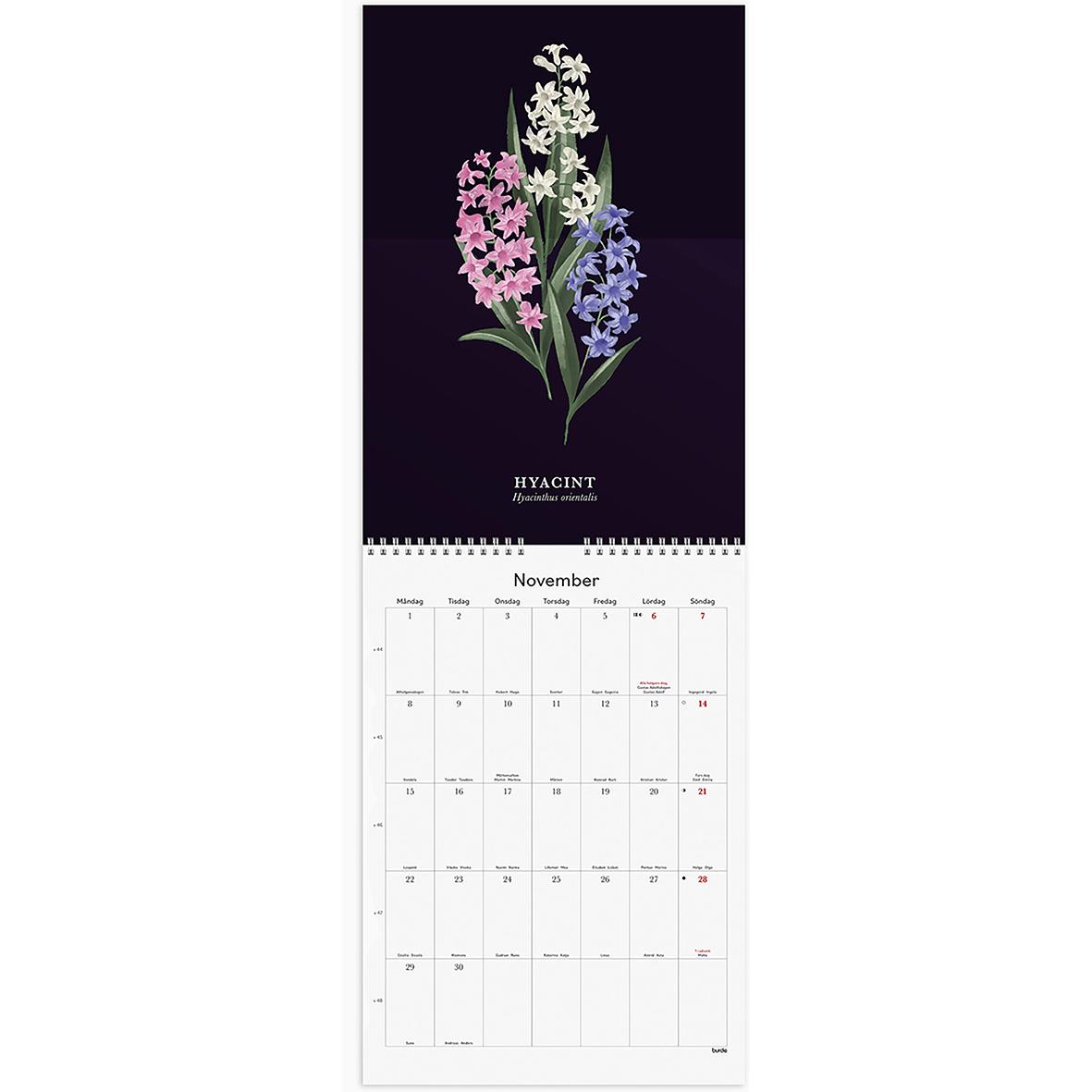 Väggkalender med illustrerade blommor för 2026 i A4-format, designad av Burde, visar 12 blomsterbilder och en bild på en kvinna.