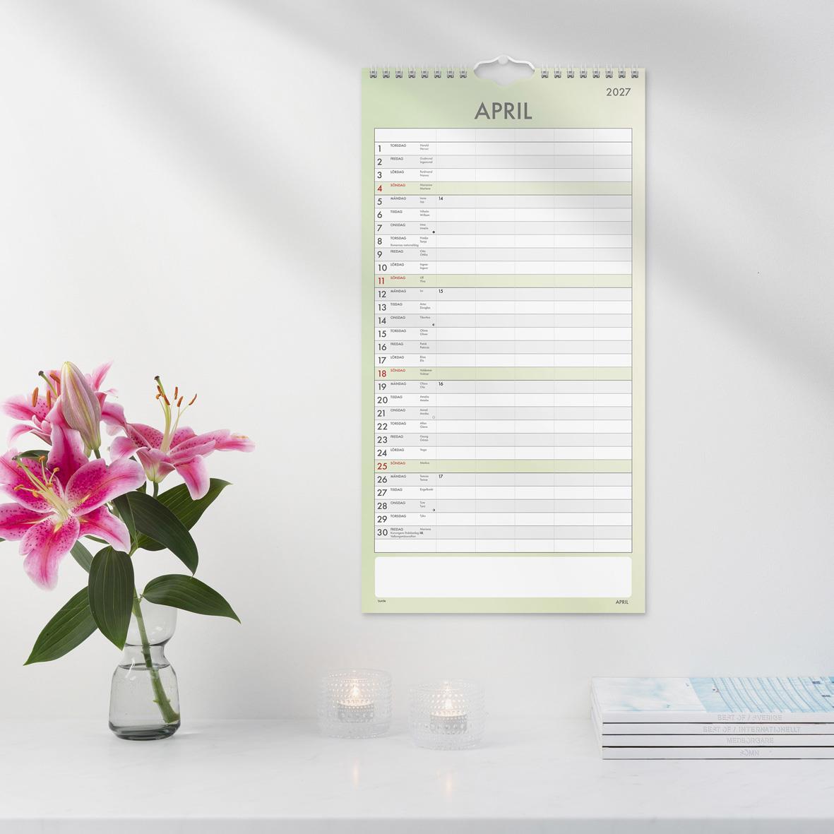 Väggkalender för april 2026 med tydlig familjeöversikt och stora datumfält
