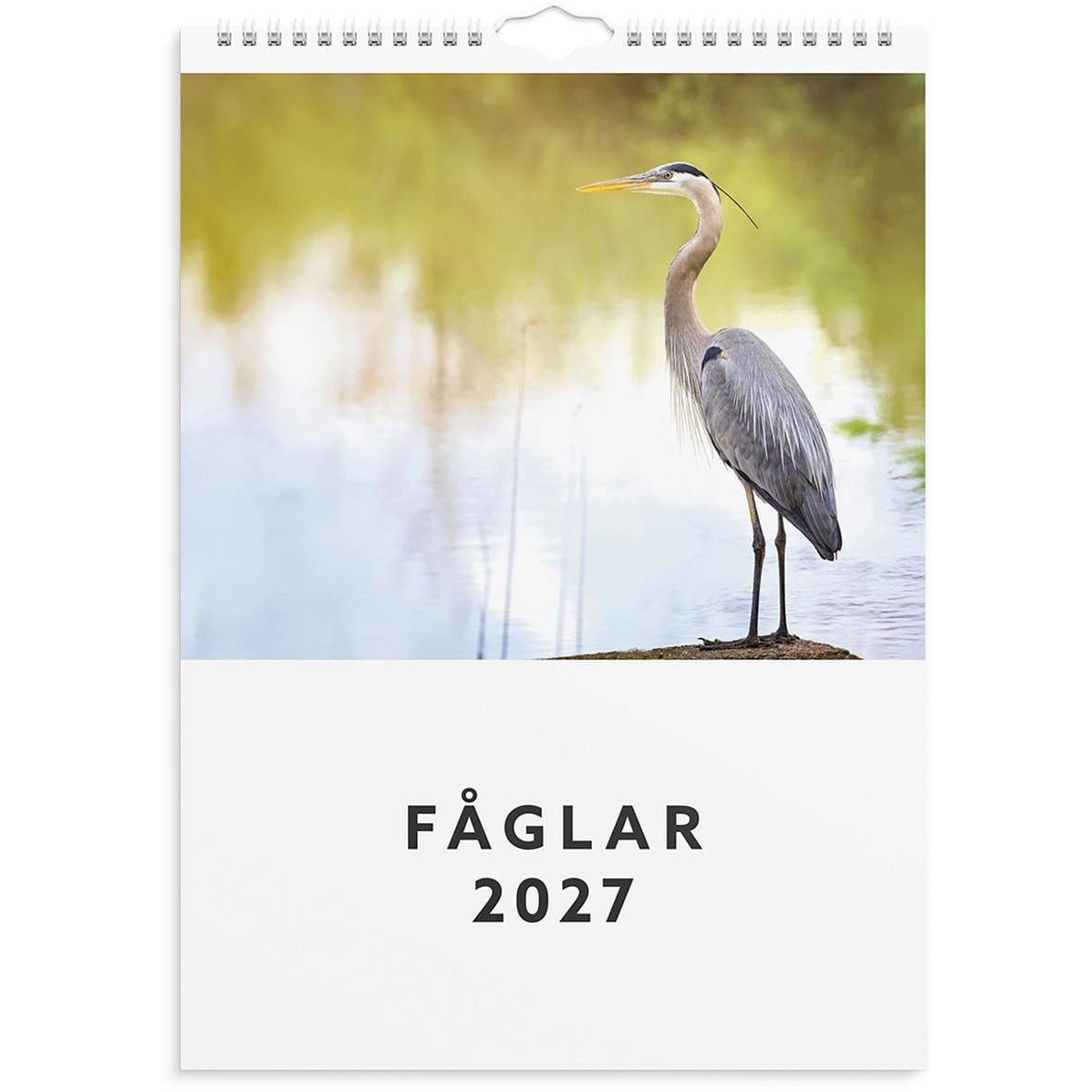 Väggkalender med fågelbild för 2026, visar en liten gul fågel på en gren