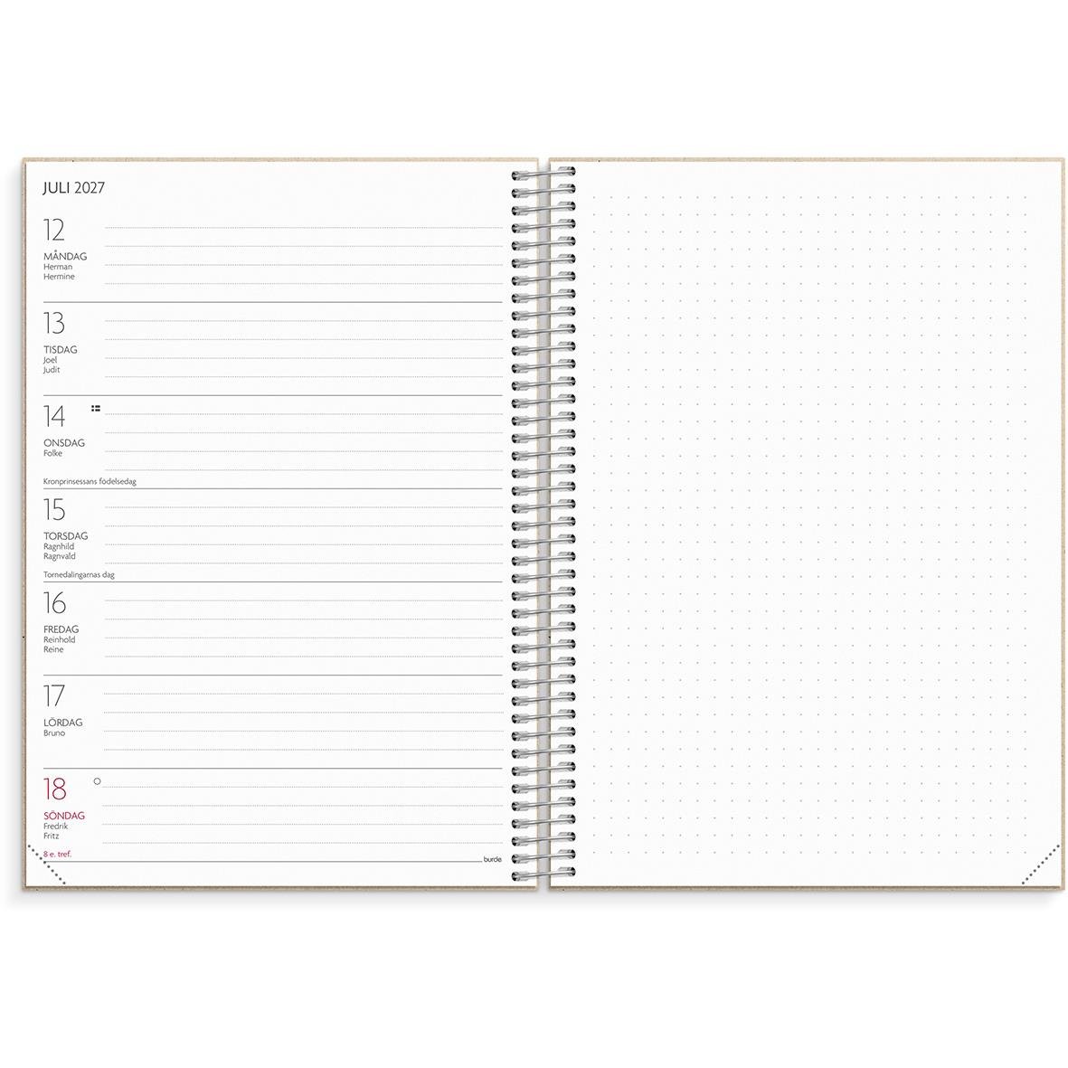 Lärarkalendern 25/26 i A5-format med spiralbindning och horisontell layout på beige bakgrund, omgiven av kopparfärgad penna, kopp kaffe, klämmor och gröna växte