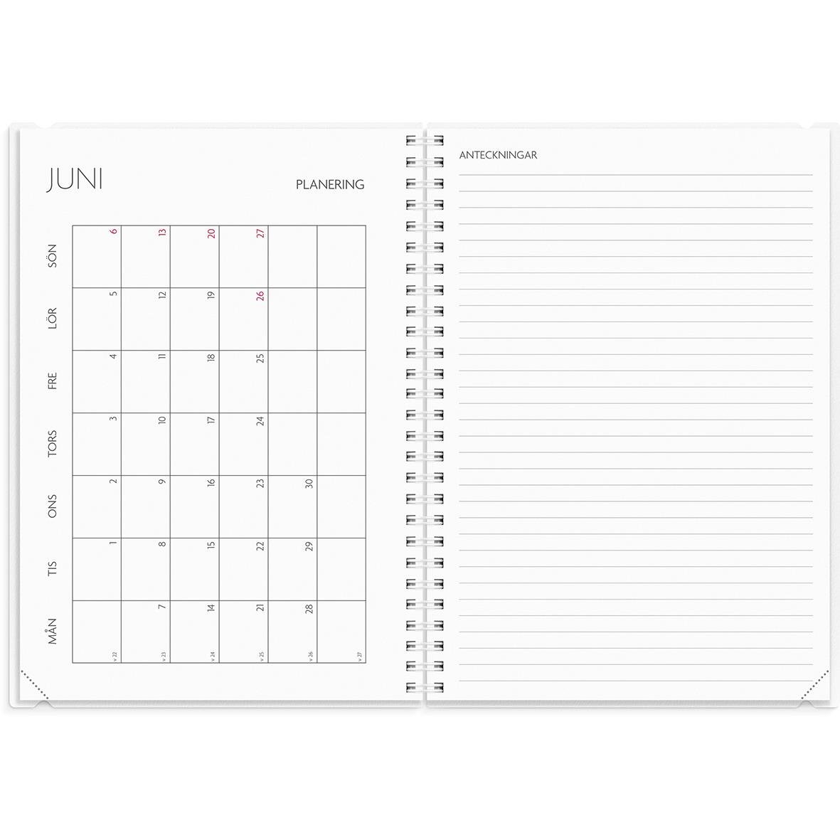 Öppnad almanacka med provresultat och datum för studieplaner på sidorna