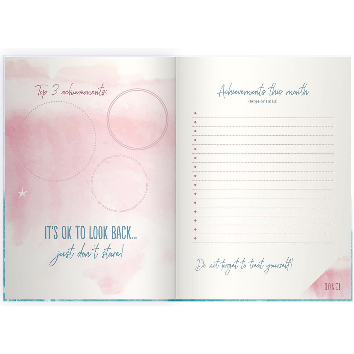 Öppningssida i almanacka med utrymme för tre prestationer och månadsuppföljning, med motiverande citat och plats för att skriva.