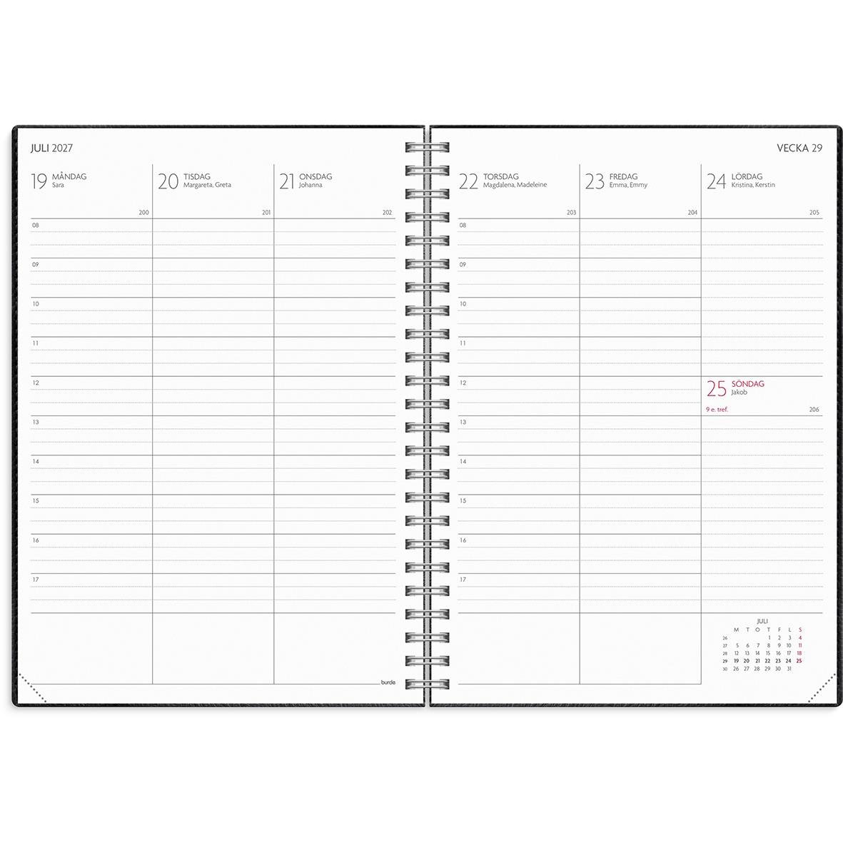 Svart A5 studiealmanacka med spiralrygg och embossed märke, omgiven av en kopp kaffe, penna och gröna växter