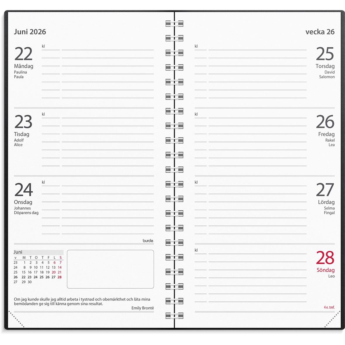 Svart studiealmanacka för 2025/26 med titeln Stora Basic Plast 3681, omgiven av penna, klämmor, växt och kopp kaffe