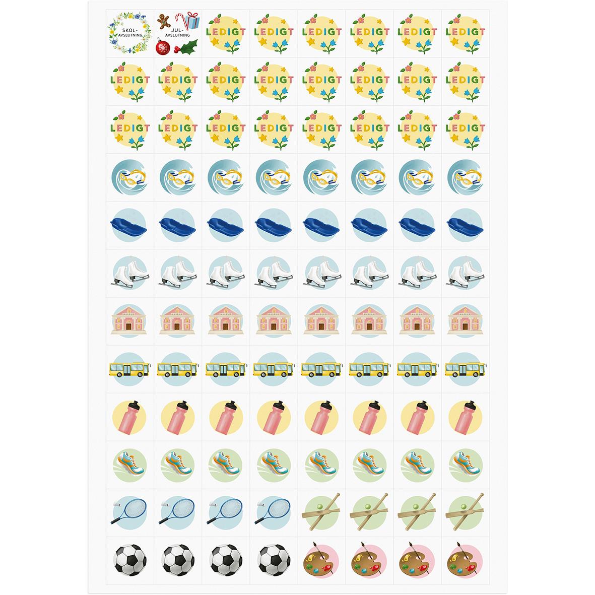 Klassrumskalender med olika illustrationer för månader, dagar, skolbussar, vattenflaskor, sportbollar och andra symboler