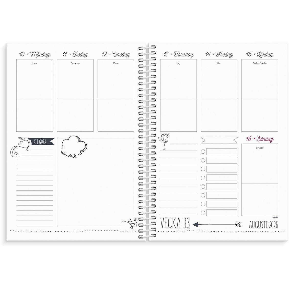 En kalender med doodle-illustration och text, en kopp kaffe och ett garnnystan på ett bord