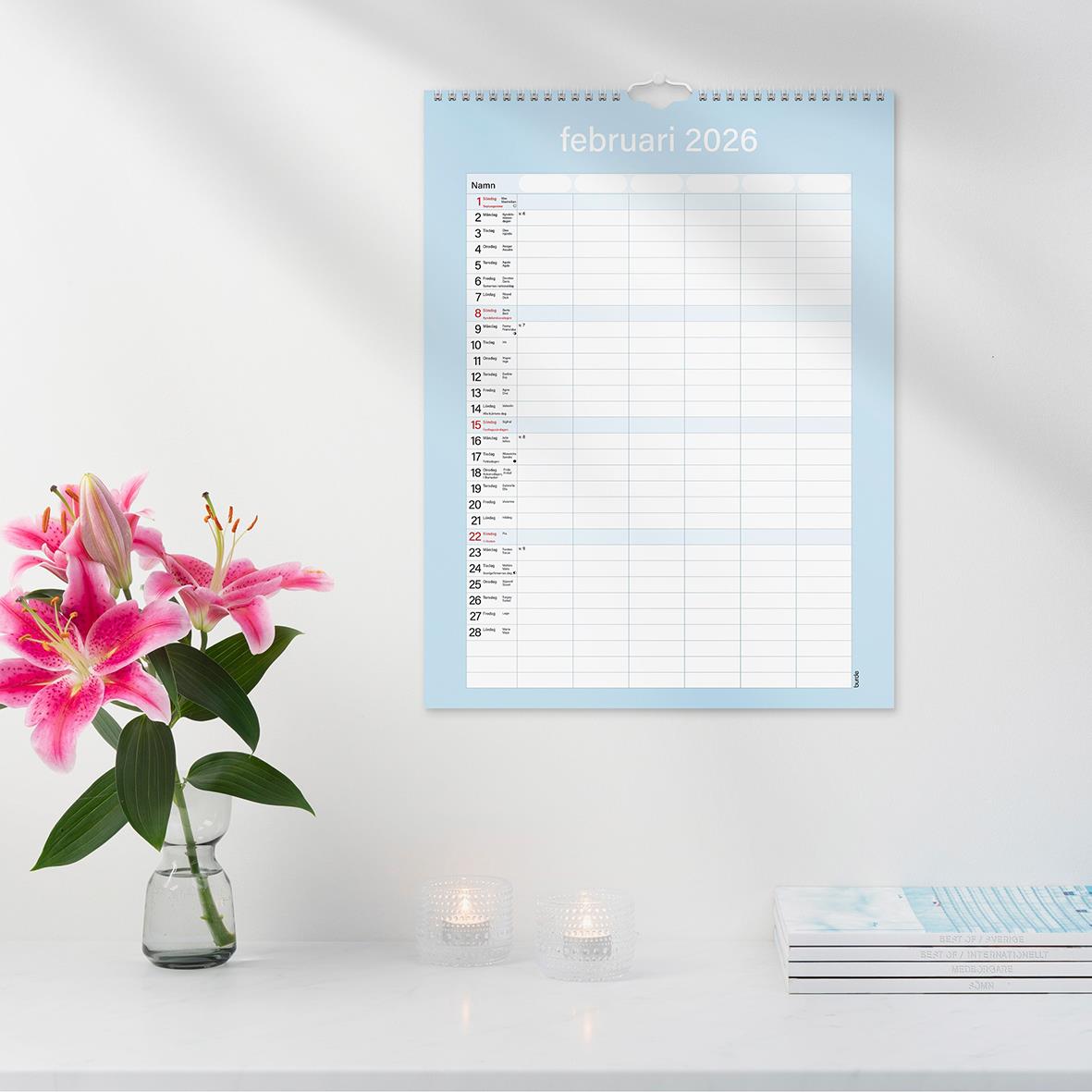 Väggkalender för februari 2026 med veckodagar och datum, praktisk familjekalender