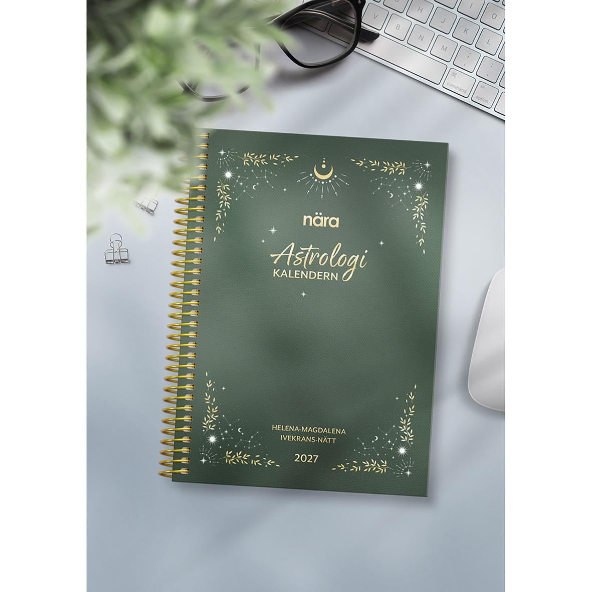 Öppnad almanacka för 2026 med veckoplanering och astrologiska datum