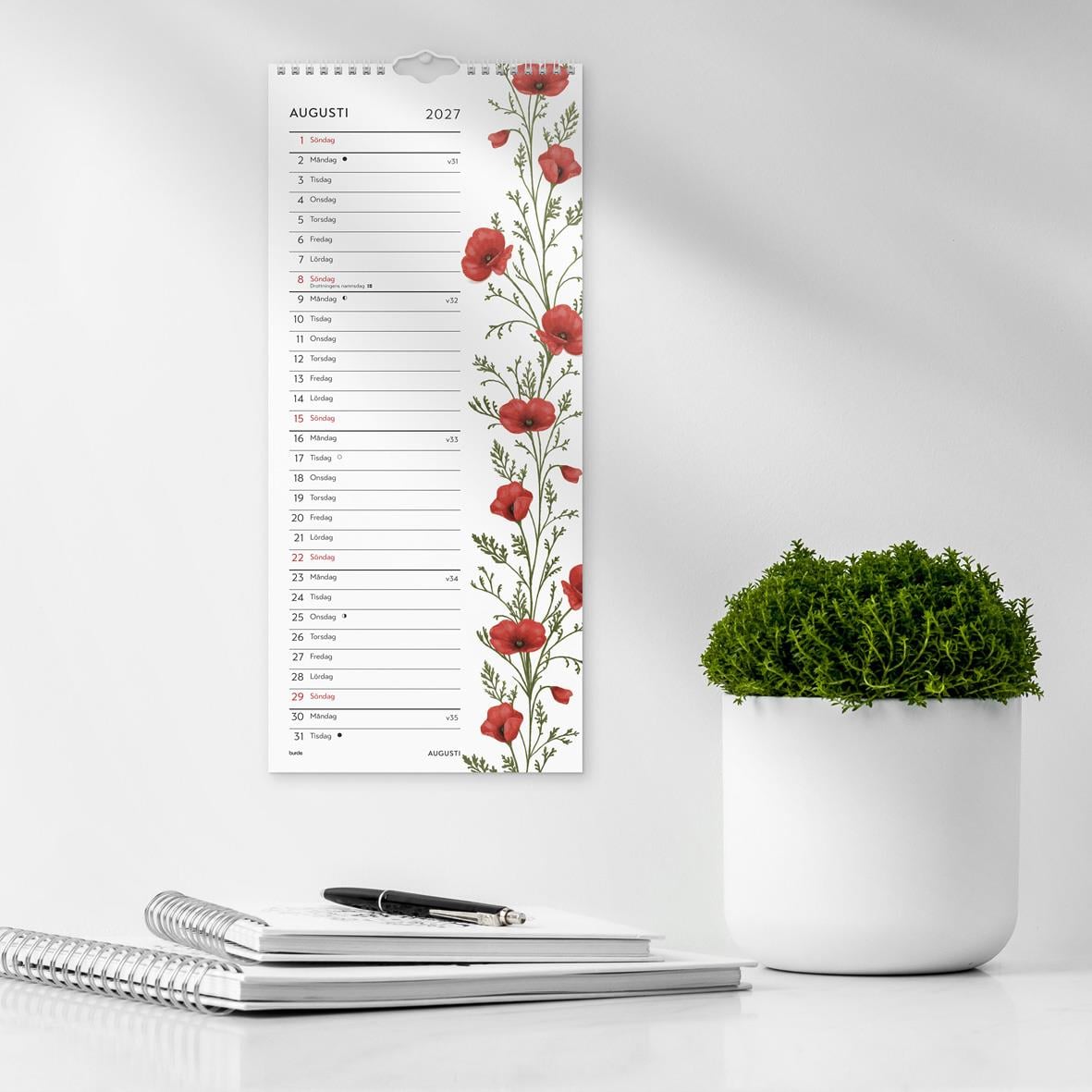 Väggkalender för april 2026 med blå blommor och gröna stjälkar på höger sida