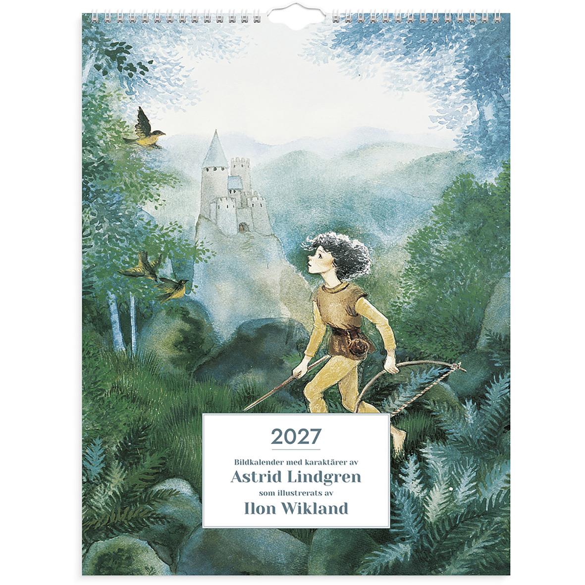 Väggkalender med illustration av ett hus med gröna fönsterluckor, träd och barn som leker utomhus, skapad av Ilon Wikland för 2026