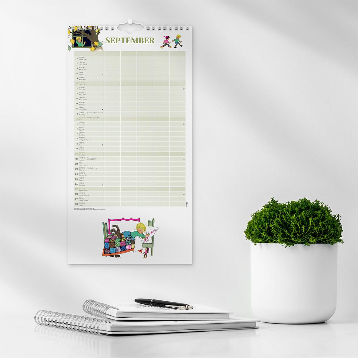 Väggkalender för september 2026 med Ilon Wiklands illustration och en grön växt i vit kruka