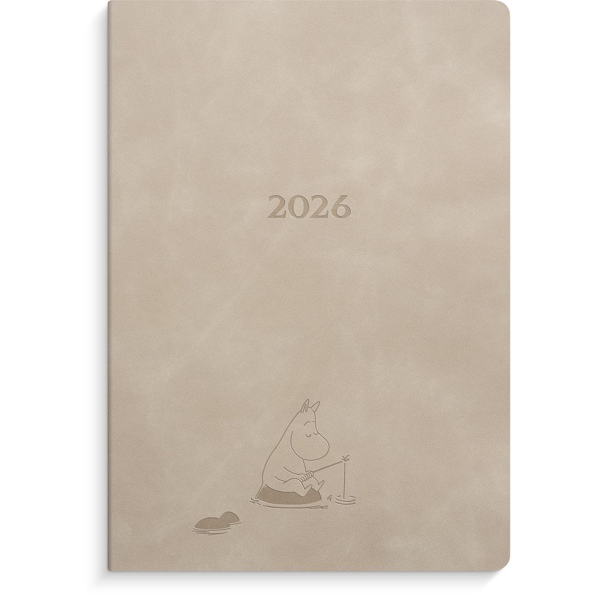 Beige almanacka för 2026 med Mumin-figur på framsidan