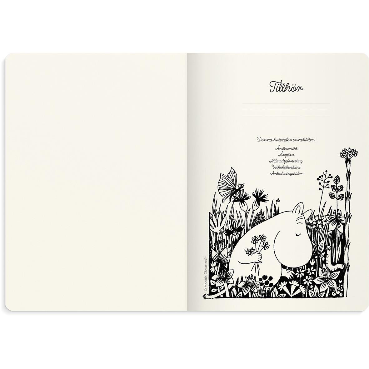 Öppningssida av almanacka med tecknad björn bland blommor och växter