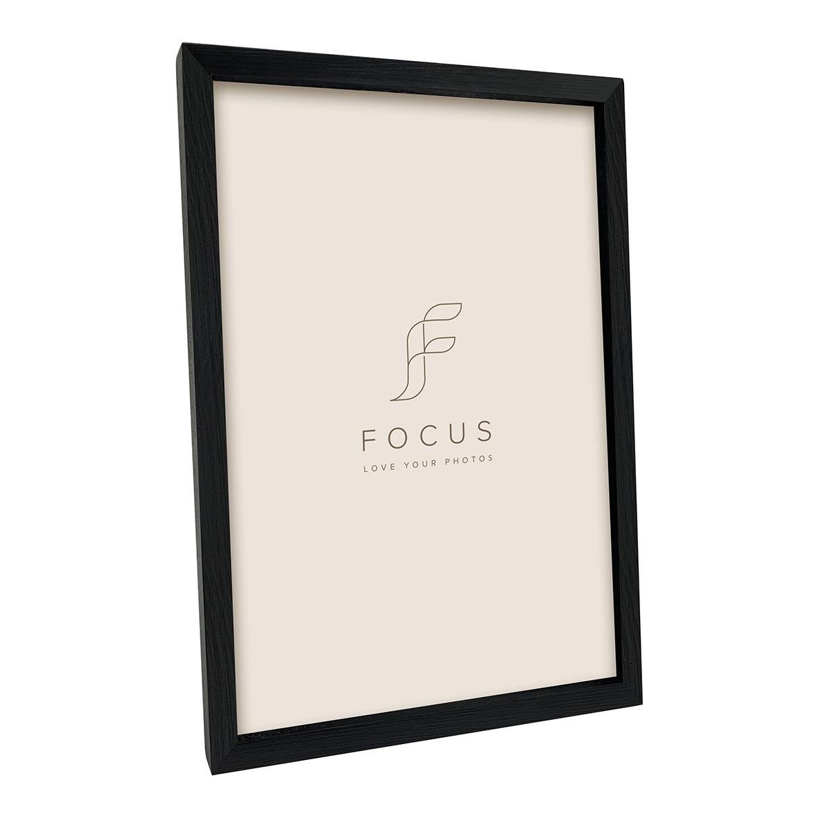 Svart fotoram med fokus på en kvinnlig ansiktsillustration, storlek 21x29,7 cm