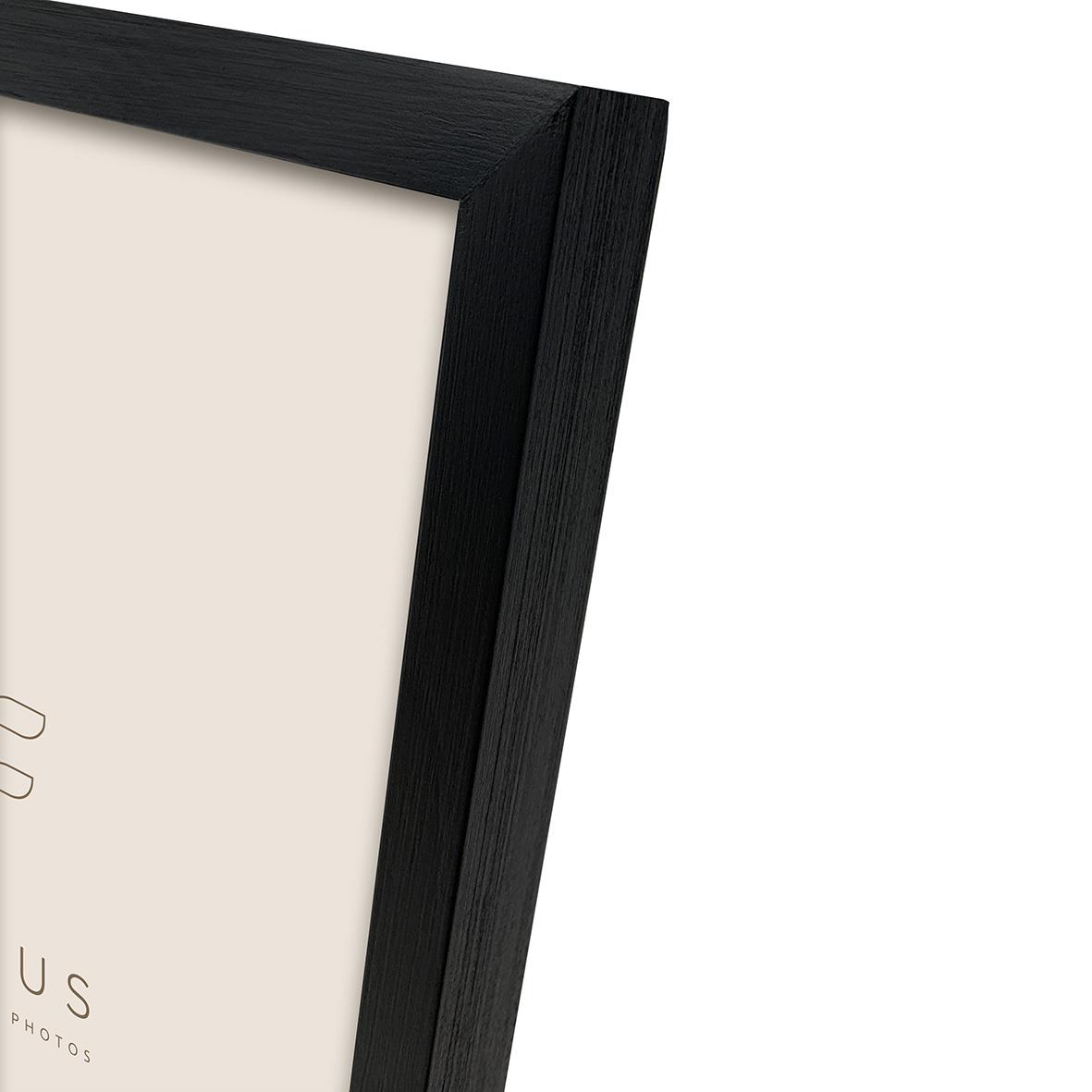 Svart fotoram med fokus på hörnet, storlek 21x29,7 cm
