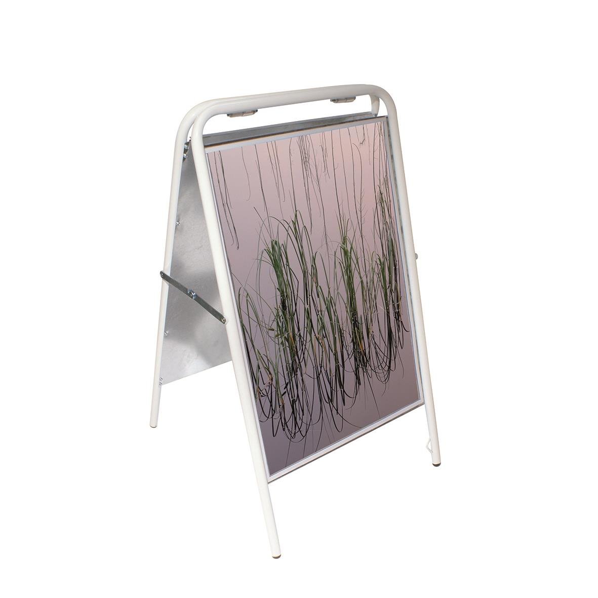 Gatuställ skylt i vitt med måtten 50x70cm