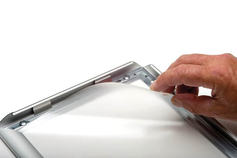 Person som tar bort en frontplast utan magnetband från en maskin, mått 50 x 70 cm