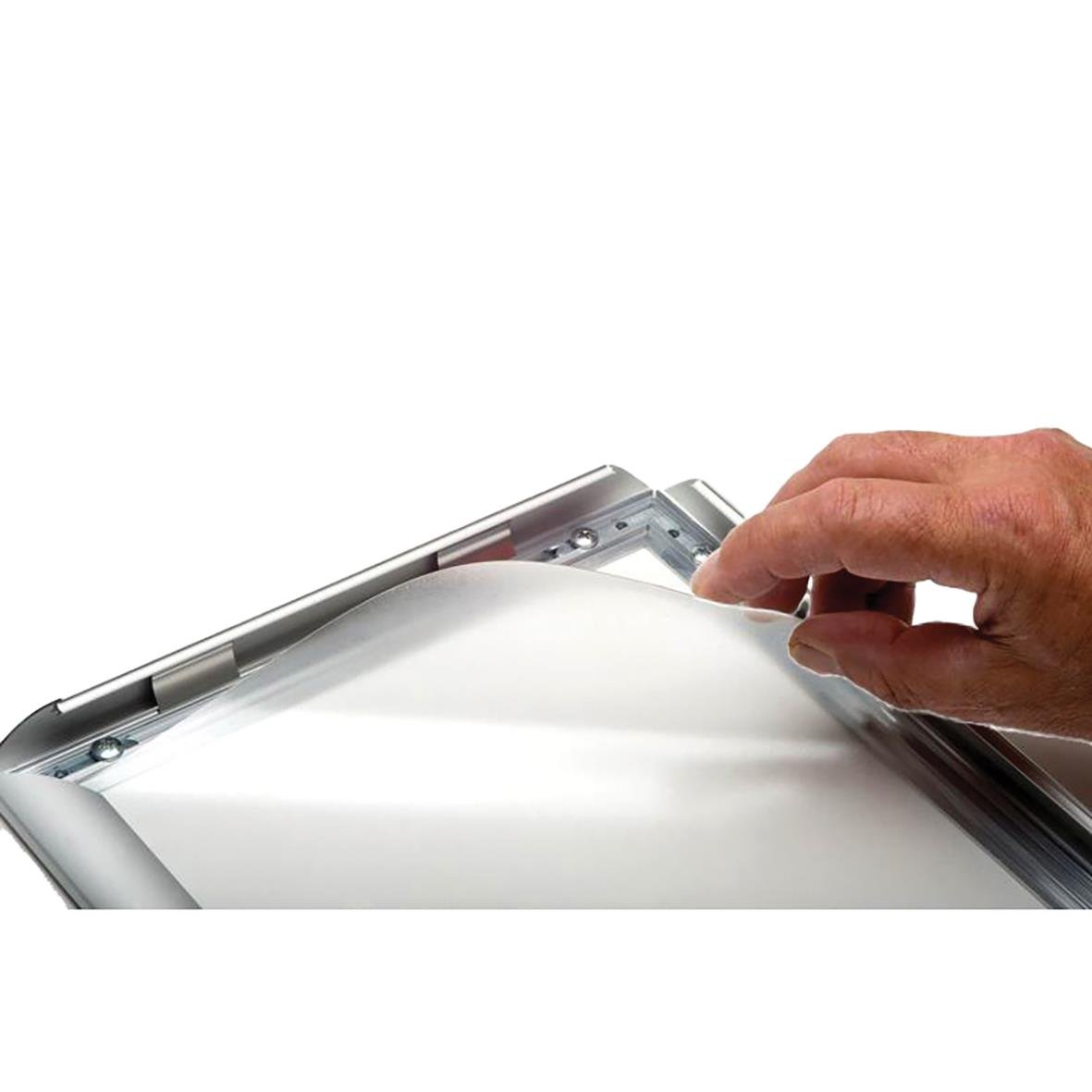 Person som tar bort en frontplast utan magnetband från en maskin, mått 50 x 70 cm