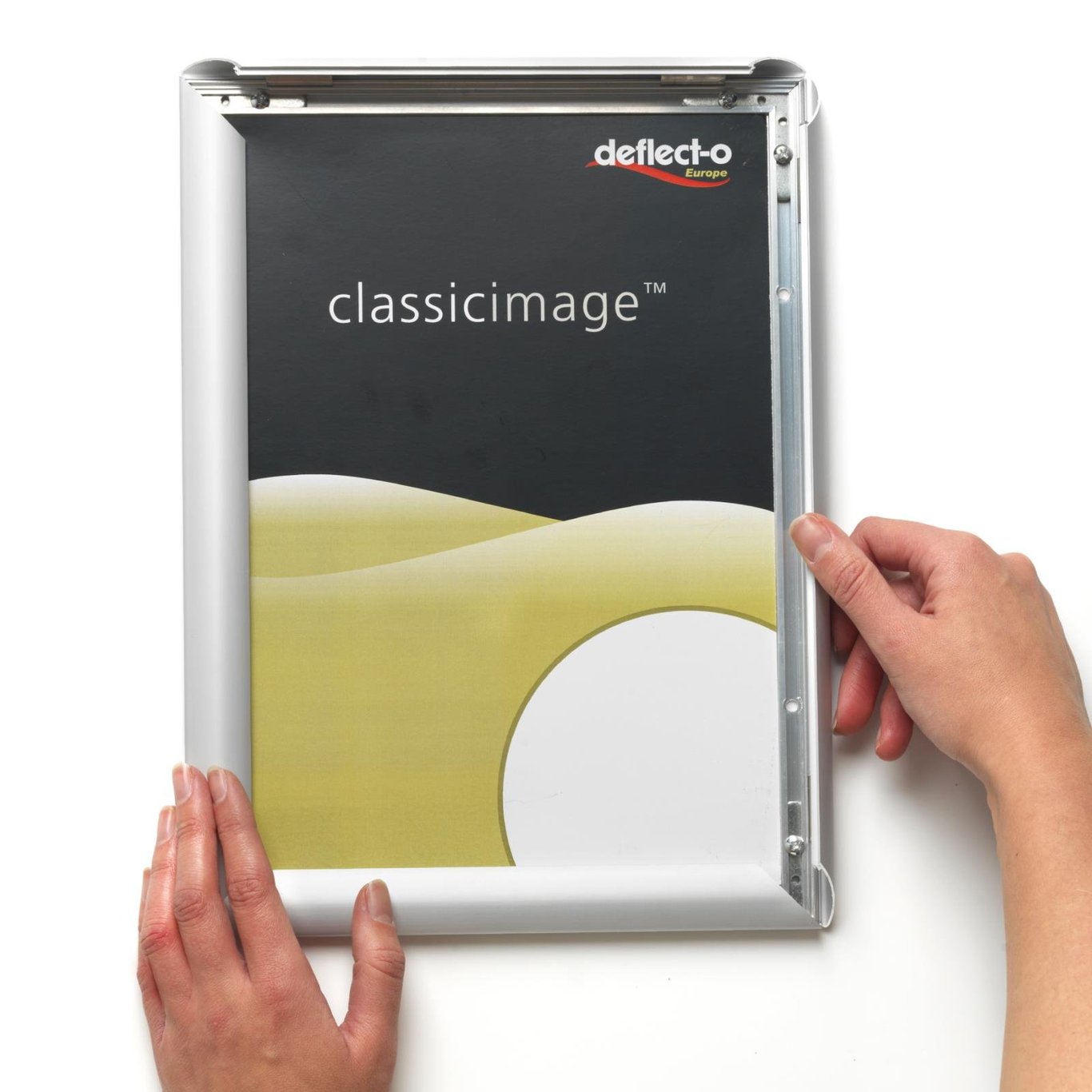 Snäppram aluminiumprofil i silver för A4-format, används för att rama in bilder eller dokument