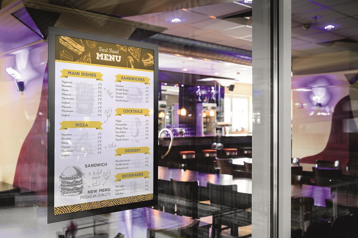 Svart Duraframe Sun A3 med meny i restaurang eller café, syns genom glasvägg