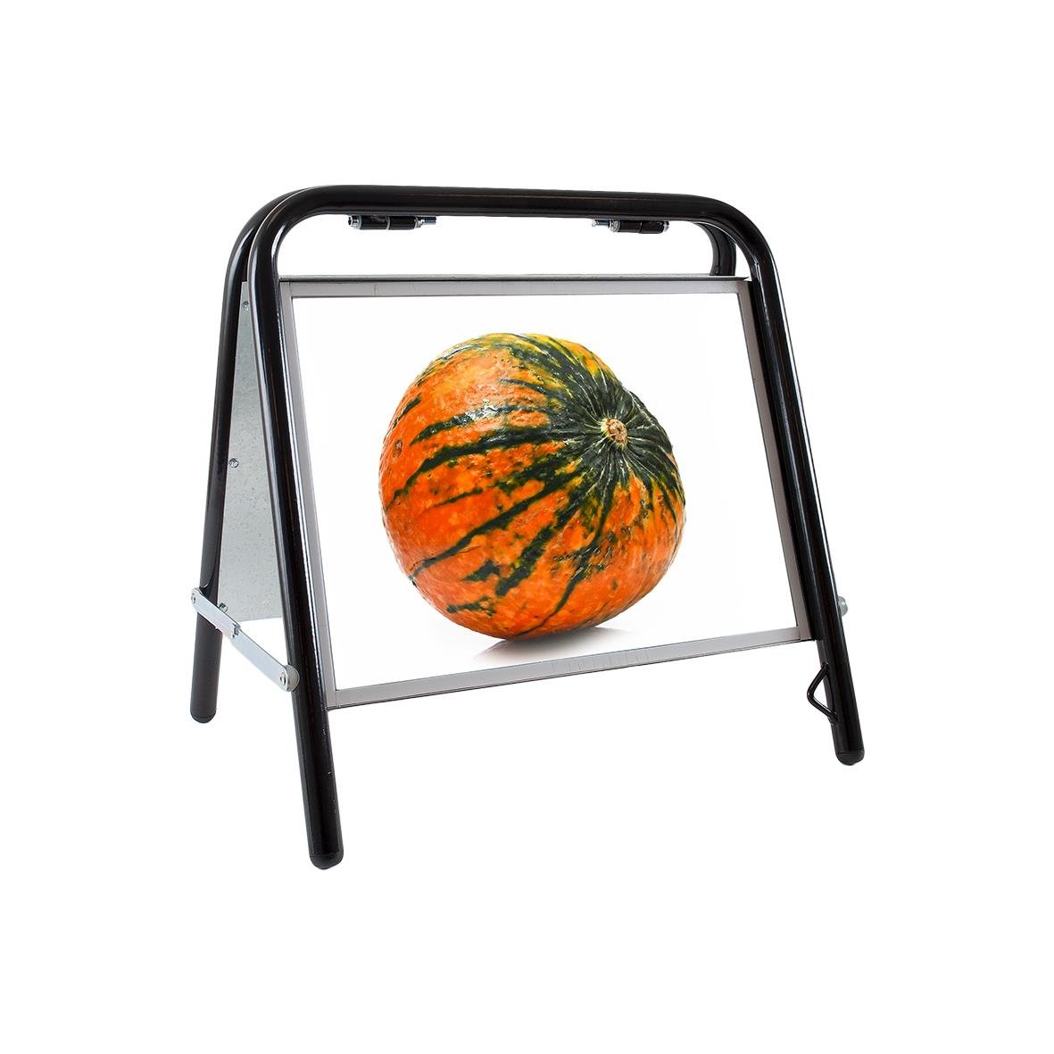 Gatuställ med svart ram och A3L storlek, visar en pumpa