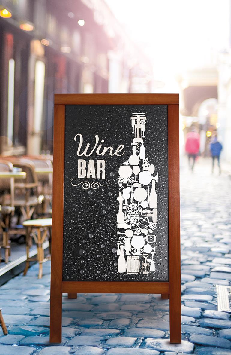 Gatuställ med träram och svart skrivyta för vinbar, placerad på gatukant med uteservering och gående människor i bakgrunden