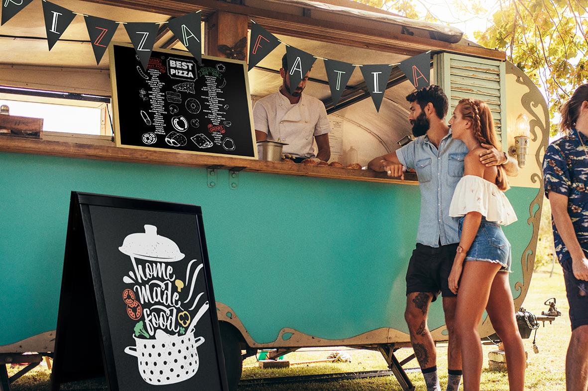 Gatuställ Securit Woody Furu svart 58x87cm med skrivyta, utomhusmiljö med människor vid matstånd