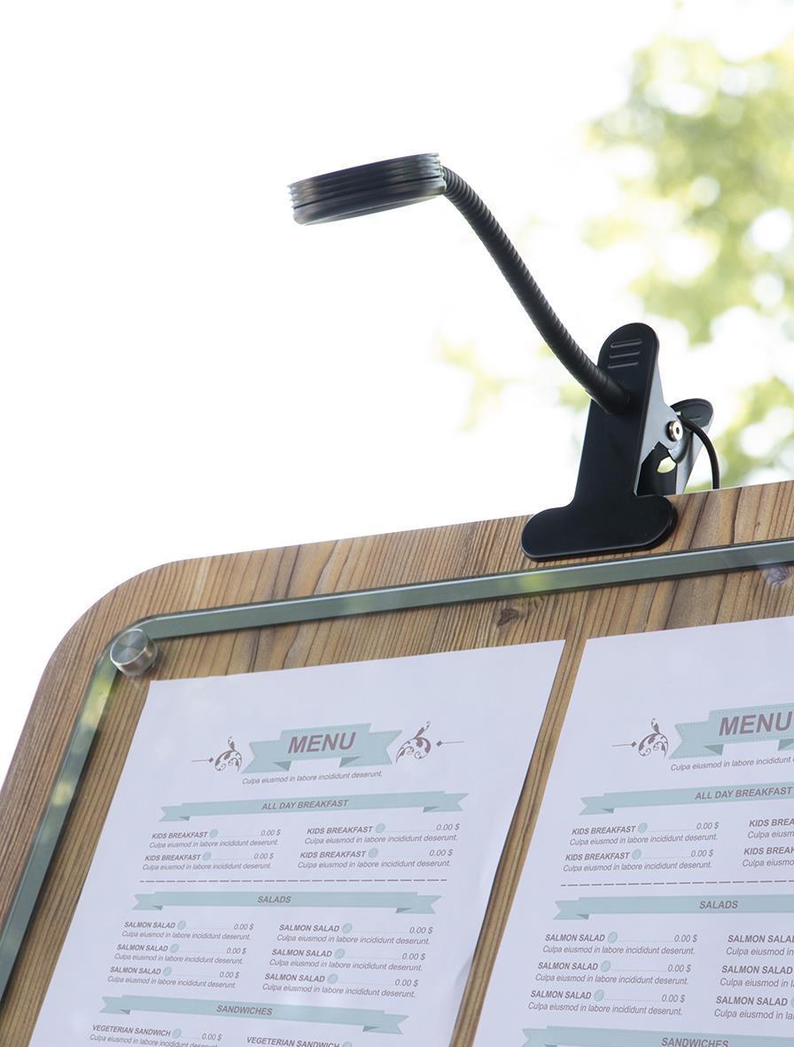 Vädertålig svart gatuställslampa med flexibel arm som lyser upp en menyskylt