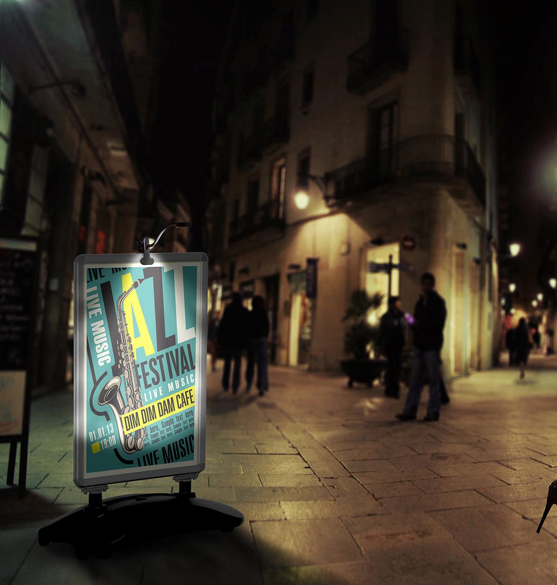 Vädertålig svart gatuställslampa på trottoar i kvällsbelysning