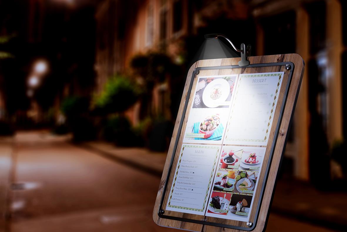Vädertålig svart gatuställslampa med digital skärm på trottoaren