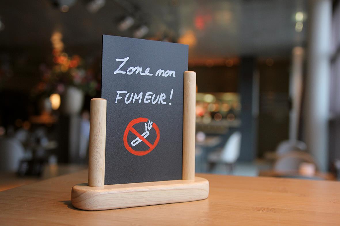 Griffeltavla Securit Elegant för bord, A6 storlek, med skrivyta och trästativ, visar ett meddelande och en rökförbudssymbol