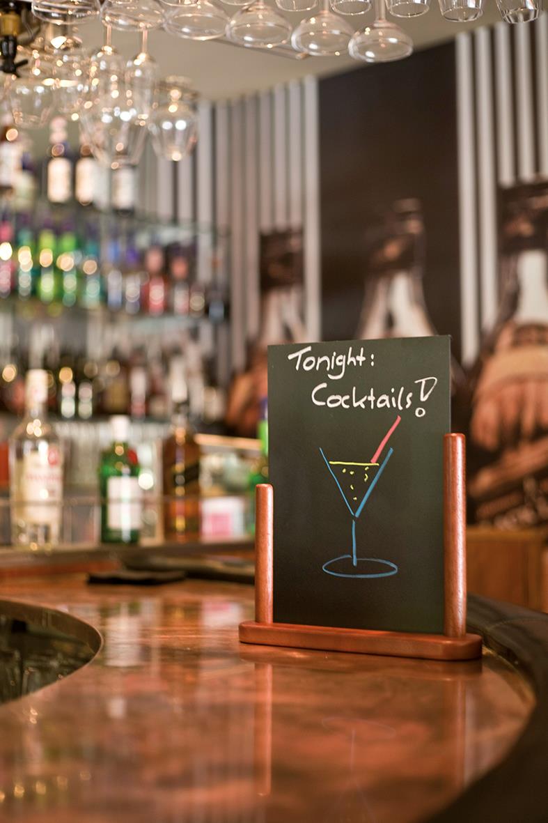 Elegant mahogny griffeltavla för bord med skrivyta, visar kvällens drinkerbåd