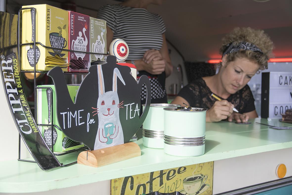 Griffeltavla Securit Siluett Tekanna för bord 10x13,2cm med märkpennor på cafébord