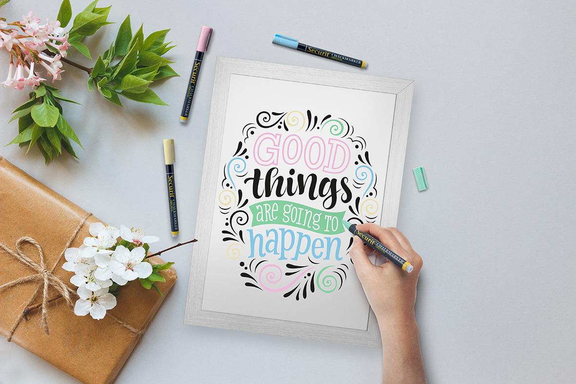 Vit griffeltavla Securit för vägg med skrivyta och märkpennor, 35x25cm, dekorerad med blomma och present