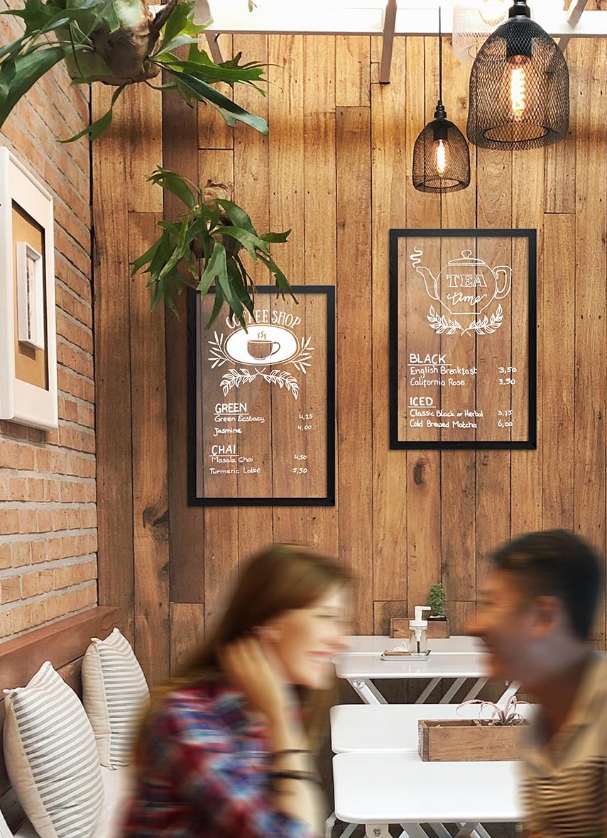 Glastavla Securit för vägg 55x35cm med skrivyta för märkpenor, i ett café med trävägg och två personer i förgrunden