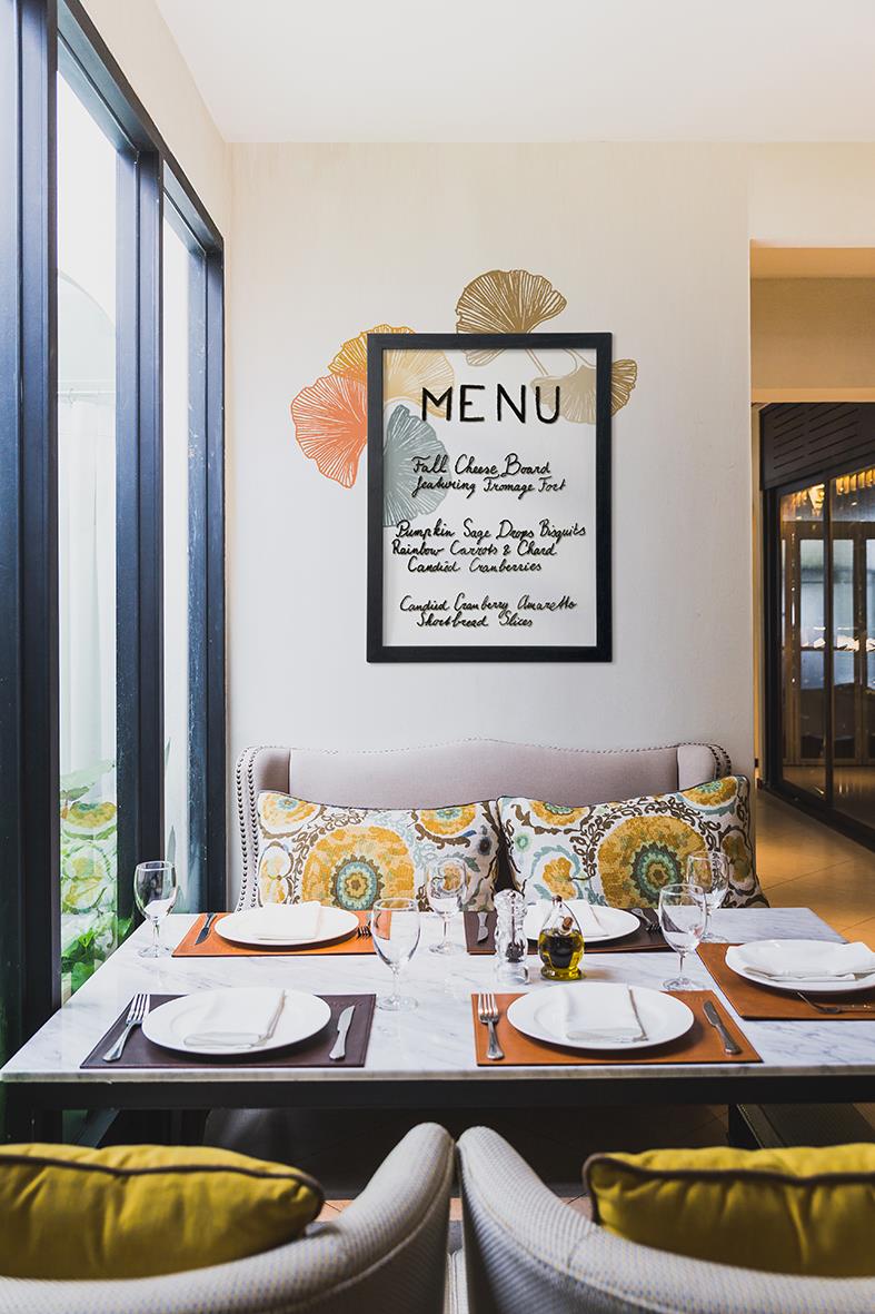 Glastavla Securit för vägg 55x35cm med skrivyta och märkpennor, placerad i ett restaurang- eller caféutrymme med bord och sittplatser