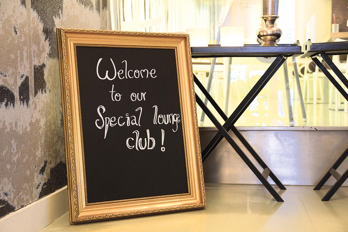 Griffeltavla med guldram och skrivyta för vägg, 47x68cm, med meddelande till klubbmedlemmar