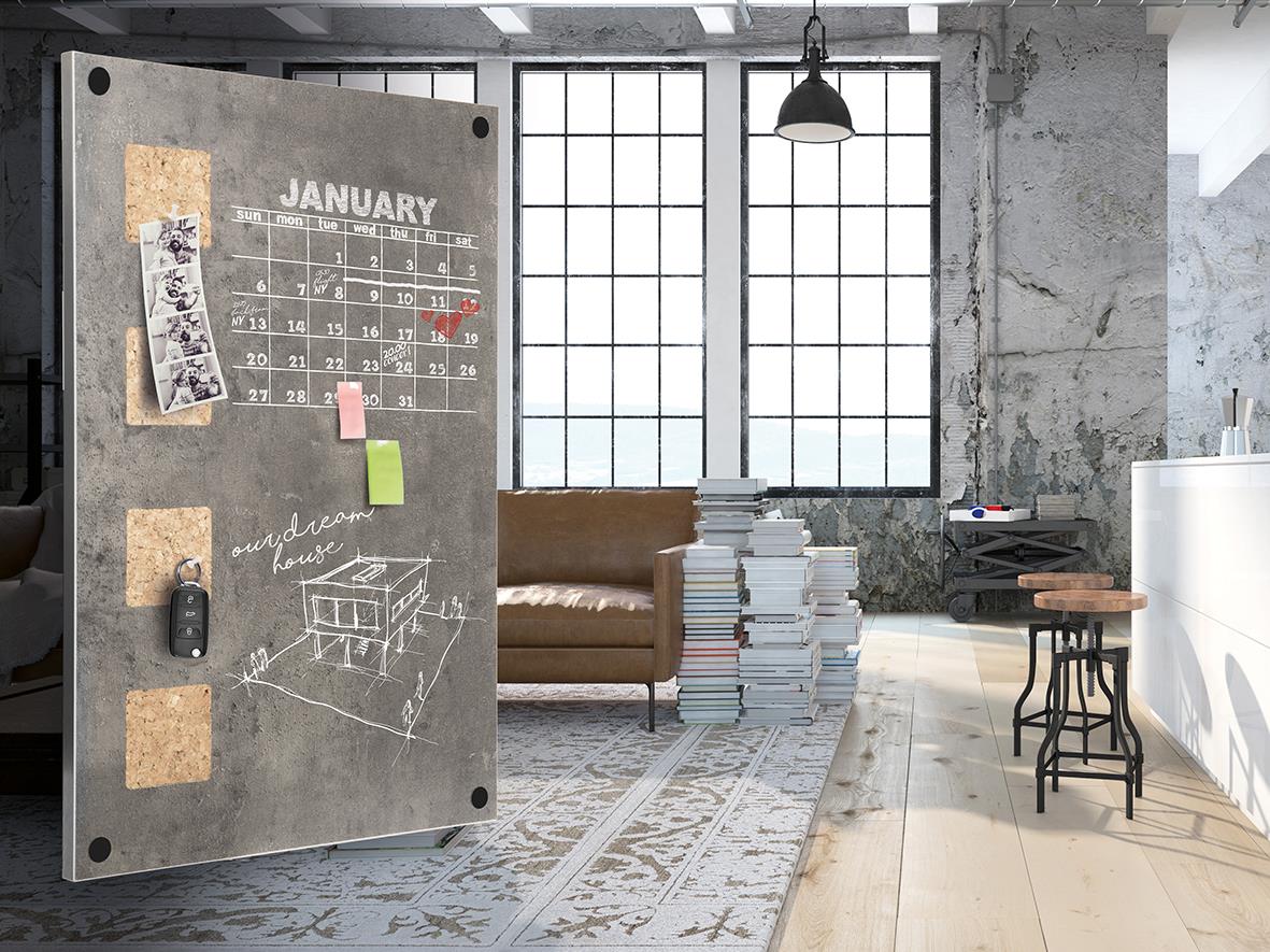 Grå griffeltavla Securit för vägg med kalender och anteckningar i ett industriellt kontor