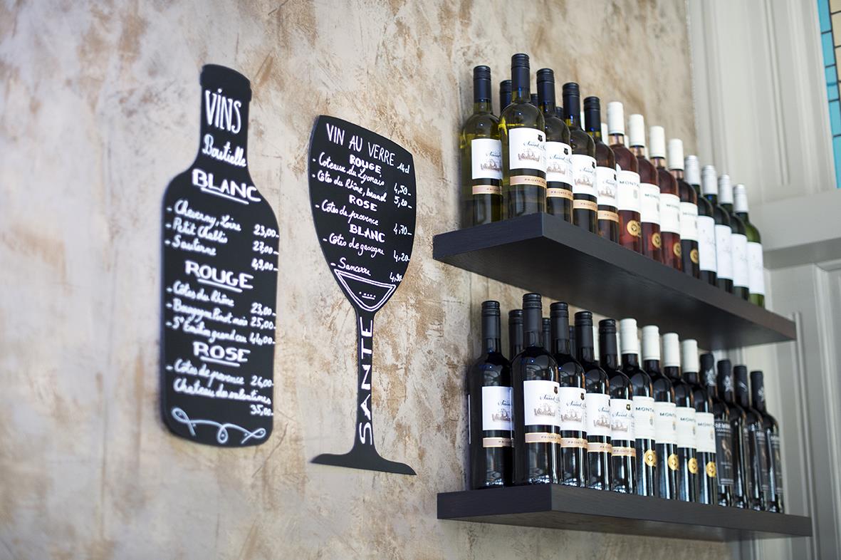 Svart griffeltavla i form av vinflaska och ett glas med vit text för vägg, mått 49,7x19,5cm, med märkpennor