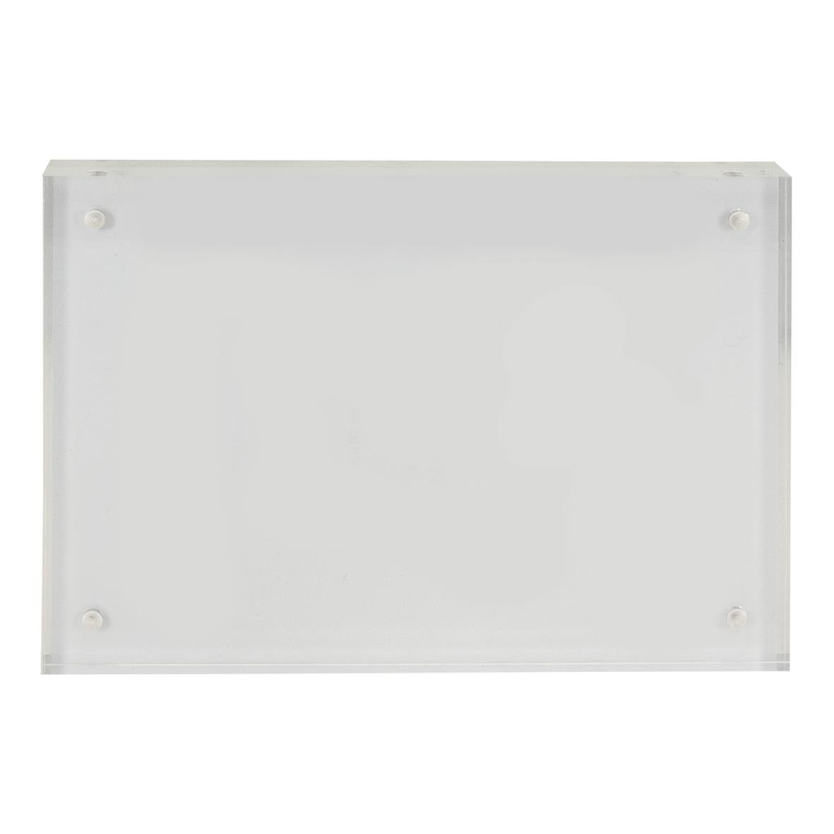 Magnetiskt informationsskydd för A6-format med vit yta och monteringshål i hörnen