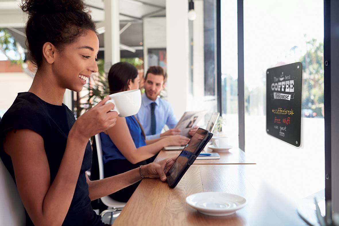 Person som skriver på svart dubbelsidigt griffel i ett kontorsmiljö