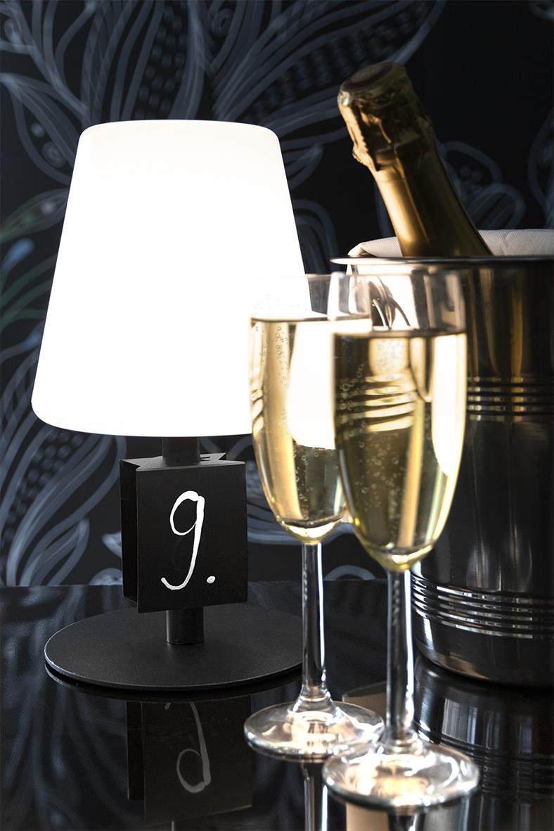Bordslampa Securit med griffeltavla och två champagneglas med bubbel