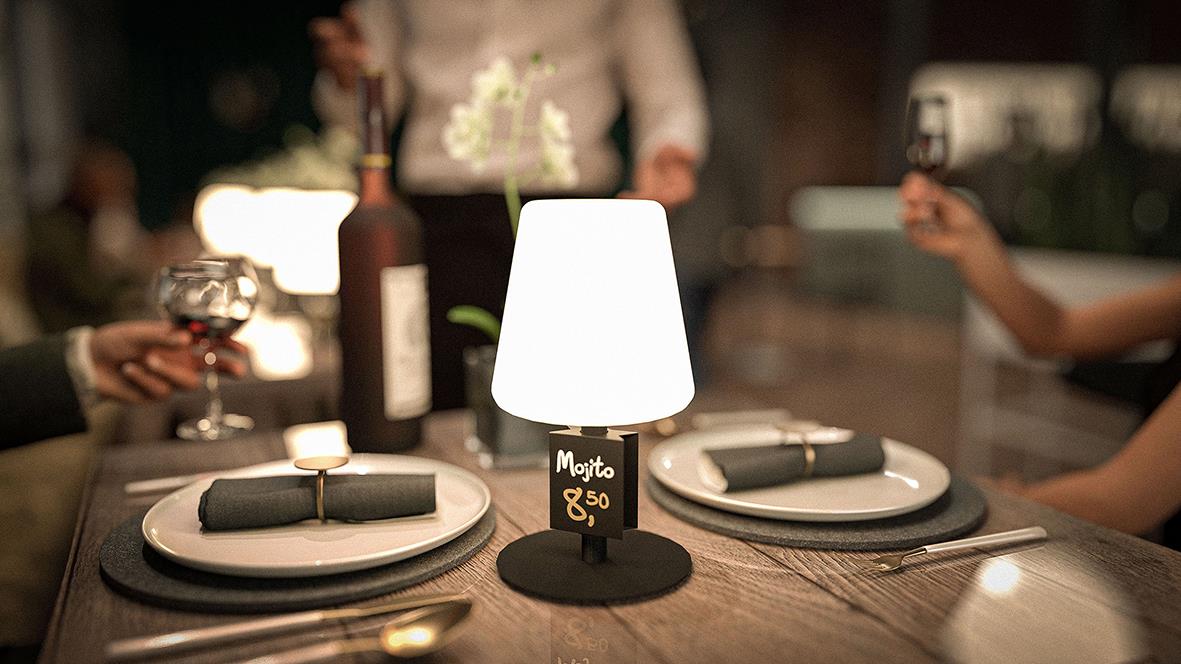 Bordslampa Securit med griffeltavla på ett middagsbord med tallrikar och glas