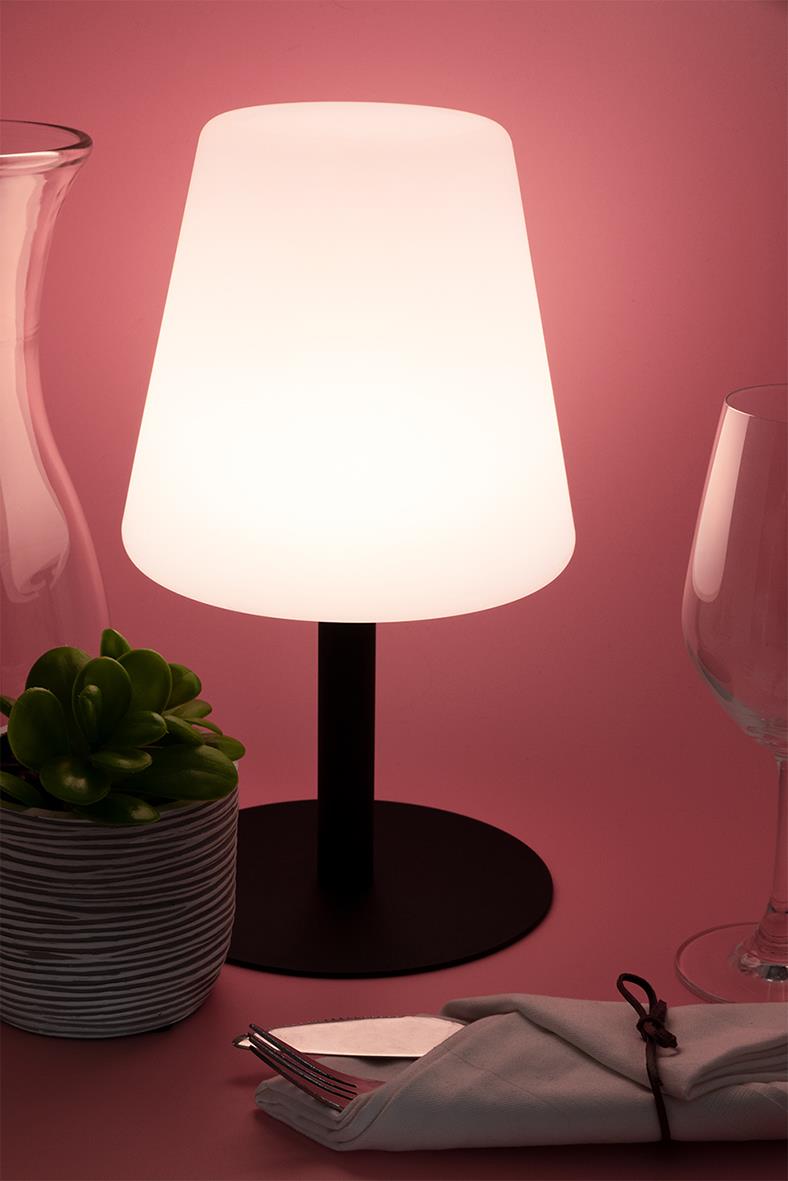 Bordslampa Securit med griffeltavla, vit lampskärm, svart bas, placerad på ett bord med glas, tallrik och servett